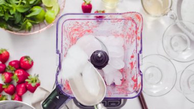 Adım adım. --Dan taze organik çilek çilek margarita hazırlanıyor.