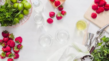 Adım adım. Meyve gelen taze organik çilek çilek mojito için dilimleme.