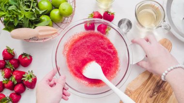 Adım adım. --Dan taze organik çilek çilek margarita hazırlanıyor.