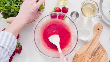 Adım adım. --Dan taze organik çilek çilek margarita hazırlanıyor.