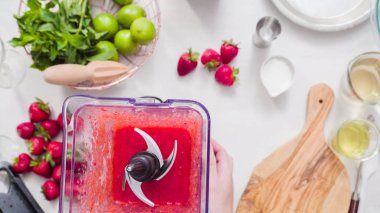 Adım adım. --Dan taze organik çilek çilek margarita hazırlanıyor.