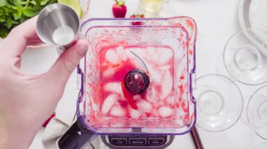 Adım adım. --Dan taze organik çilek çilek margarita hazırlanıyor.