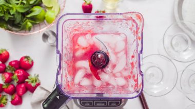 Adım adım. --Dan taze organik çilek çilek margarita hazırlanıyor.