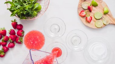 Adım adım. --Dan taze organik çilek çilek margarita hazırlanıyor.