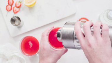 Adım adım. Hazırlama Kentucky öpücük görmemenin ile taze organik çilek kokteyli.