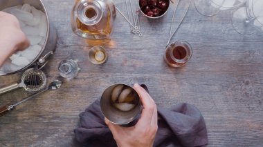 Adım adım. Manhattan ev barda kokteyl hazırlama.