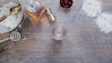 Adım adım. Manhattan ev barda kokteyl hazırlama.