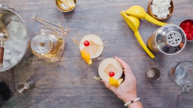 Adım adım. Ev barda kokteyl hazırlama viski kokteyli.