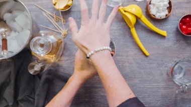 Adım adım. Ev barda kokteyl hazırlama viski kokteyli.