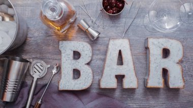 Adım adım. Manhattan ev barda kokteyl hazırlama.