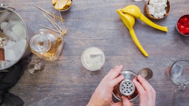 Adım adım. Ev barda kokteyl hazırlama viski kokteyli.