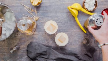 Adım adım. Ev barda kokteyl hazırlama viski kokteyli.