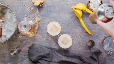 Adım adım. Ev barda kokteyl hazırlama viski kokteyli.