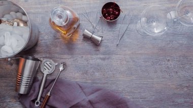 Adım adım. Manhattan ev barda kokteyl hazırlama.