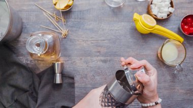 Adım adım. Ev barda kokteyl hazırlama viski kokteyli.