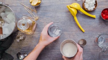 Adım adım. Ev barda kokteyl hazırlama viski kokteyli.