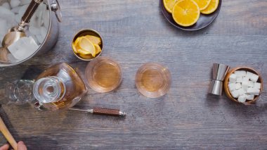 Adım adım. Kokteyl ev barda moda Bourbon eski hazırlanıyor.