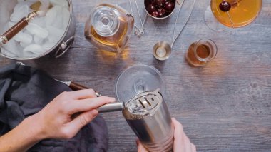 Adım adım. Manhattan ev barda kokteyl hazırlama.