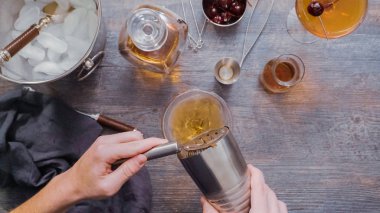 Adım adım. Manhattan ev barda kokteyl hazırlama.