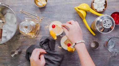 Adım adım. Ev barda kokteyl hazırlama viski kokteyli.