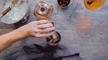 Adım adım. Manhattan ev barda kokteyl hazırlama.