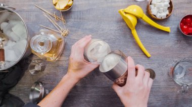 Adım adım. Ev barda kokteyl hazırlama viski kokteyli.