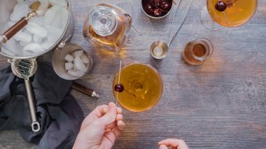 Adım adım. Manhattan ev barda kokteyl hazırlama.