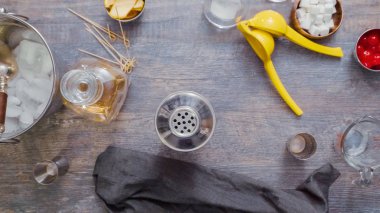 Adım adım. Ev barda kokteyl hazırlama viski kokteyli.