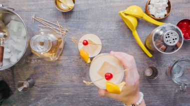 Adım adım. Ev barda kokteyl hazırlama viski kokteyli.