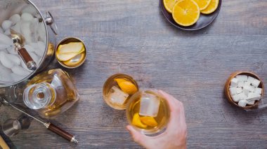 Adım adım. Kokteyl ev barda moda Bourbon eski hazırlanıyor.