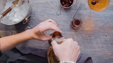 Adım adım. Manhattan ev barda kokteyl hazırlama.