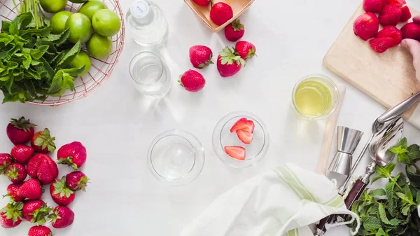 Adım adım. Meyve gelen taze organik çilek çilek mojito için dilimleme.