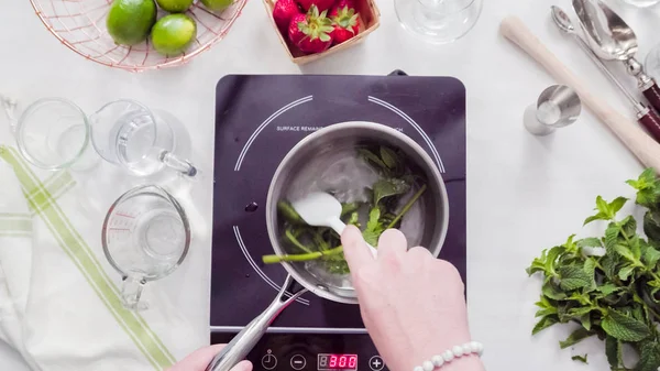 Passo Passo Preparação Xarope Para Mojito Morango Morangos Orgânicos Frescos — Fotografia de Stock