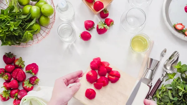 Adım adım. Meyve gelen taze organik çilek çilek mojito için dilimleme.