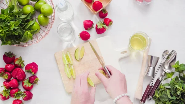 Adım adım. Meyve gelen taze organik çilek çilek mojito için dilimleme.