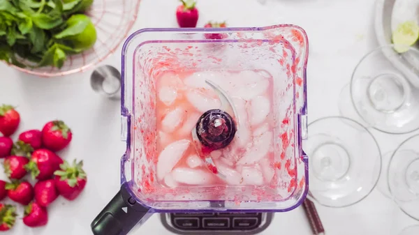 Adım adım. --Dan taze organik çilek çilek margarita hazırlanıyor.