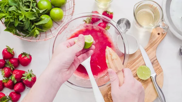 Adım adım. --Dan taze organik çilek çilek margarita hazırlanıyor.