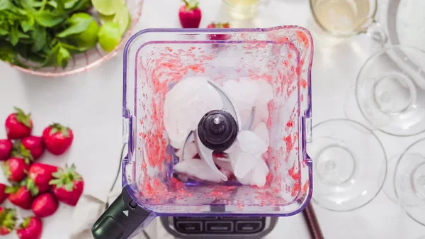 Adım adım. --Dan taze organik çilek çilek margarita hazırlanıyor.