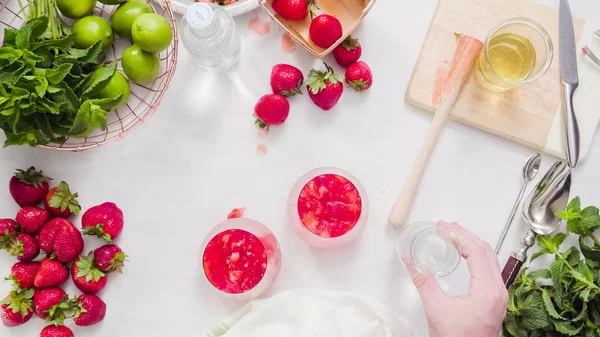 Adım adım. --Dan taze organik çilek çilek mojito hazırlanıyor.