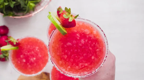 Paso Paso Margarita Fresa Decorada Con Lima Fresca Fresas — Foto de Stock