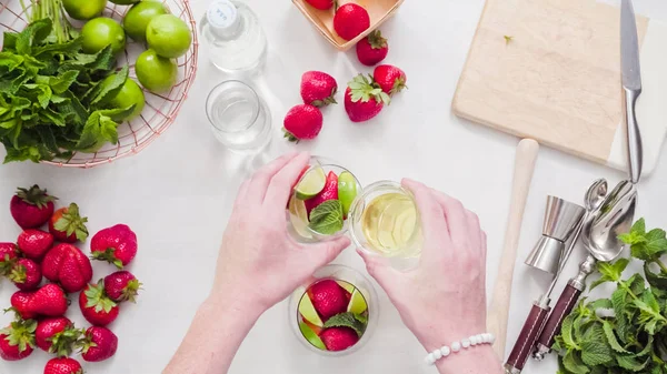 Adım adım. --Dan taze organik çilek çilek mojito hazırlanıyor.