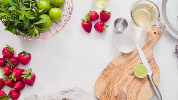 Adım adım. --Dan taze organik çilek çilek margarita hazırlanıyor.