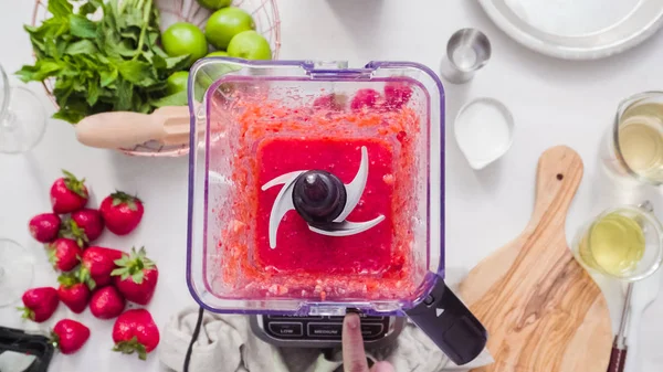 Adım adım. --Dan taze organik çilek çilek margarita hazırlanıyor.