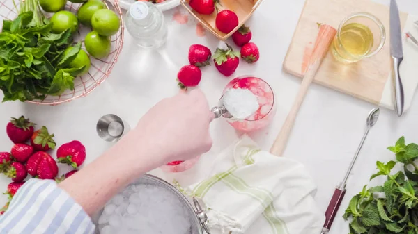 Adım adım. --Dan taze organik çilek çilek mojito hazırlanıyor.