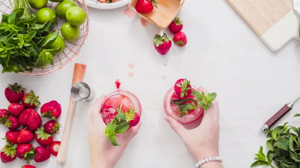 Adım adım. --Dan taze organik çilek çilek mojito hazırlanıyor.