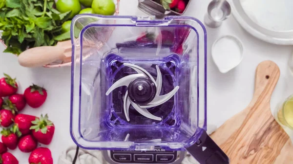 Adım adım. --Dan taze organik çilek çilek margarita hazırlanıyor.