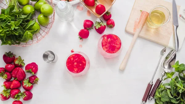 Paso Paso Preparación Mojito Fresa Partir Fresas Orgánicas Frescas — Foto de Stock