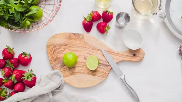 Adım adım. --Dan taze organik çilek çilek margarita hazırlanıyor.