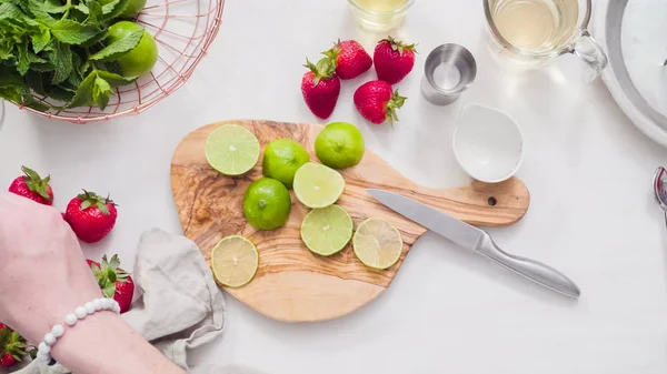 Adım adım. --Dan taze organik çilek çilek margarita hazırlanıyor.