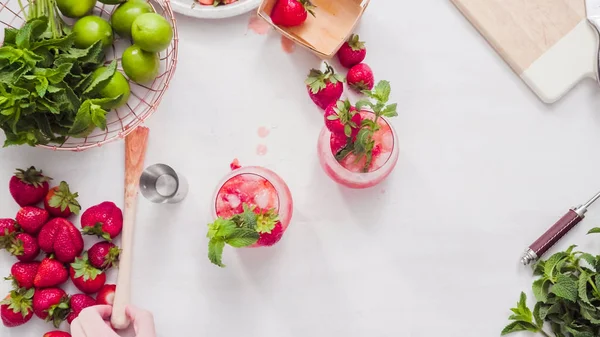 Adım adım. --Dan taze organik çilek çilek mojito hazırlanıyor.